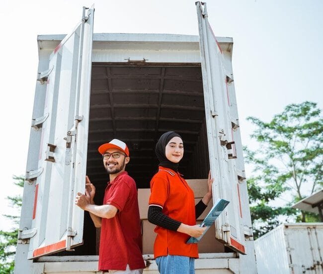 pekerja-pria-dan-wanita-tersenyum-belakang truck-pintu-terbuka